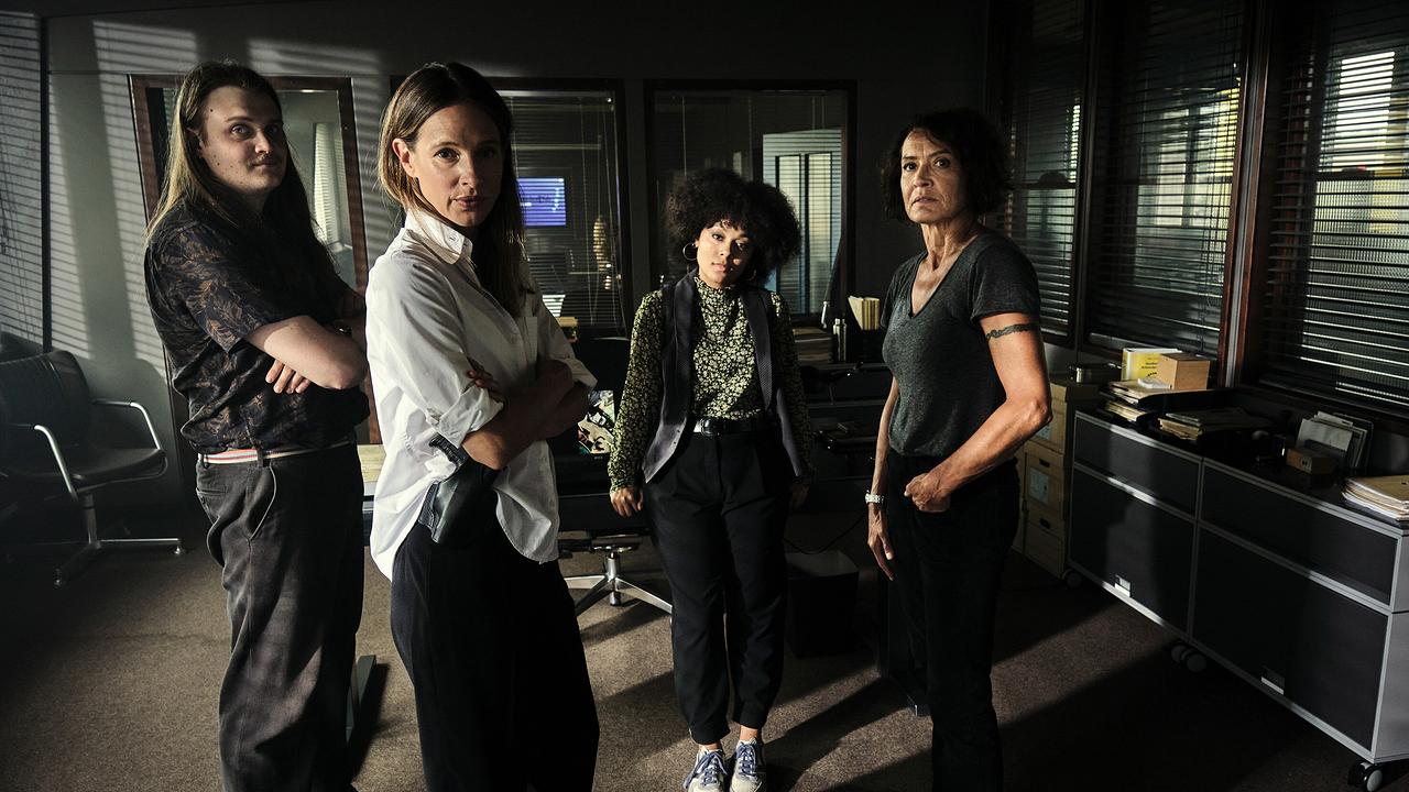 Gute Zusammenarbeit im Ludwigshafener Präsidium: Gruppenfoto mit Johannes Scheidweiler, Lisa Bitter, Davina Chanel Fox und Ulrike Folkerts stehen in einem von Sonnenlicht durchfluteten Büro