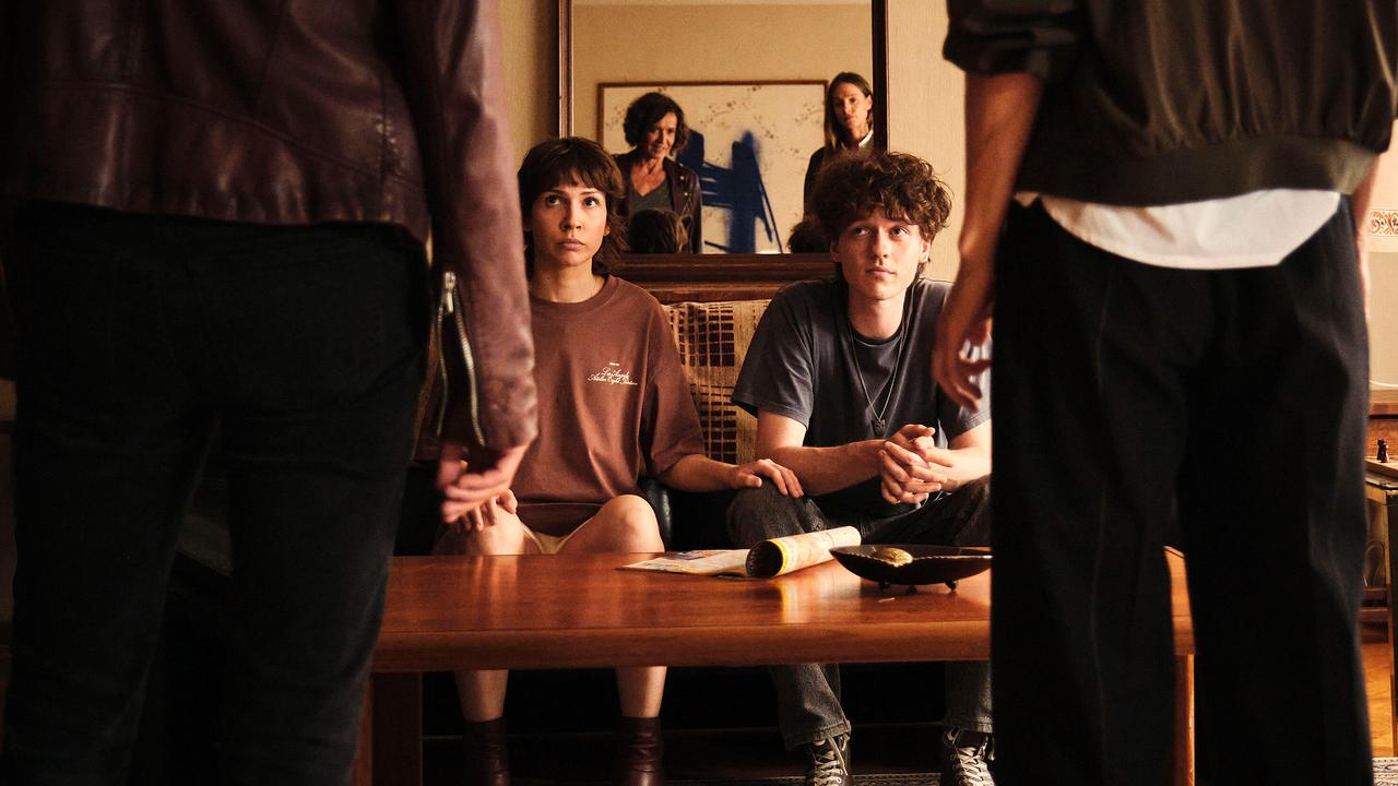 Nisha Nevarin und Mike Schaub sitzen an einem Coachtisch. Vor ihnen stehen Lena Odenthal und Johanna Stern, die ihnen Fragen stellen.