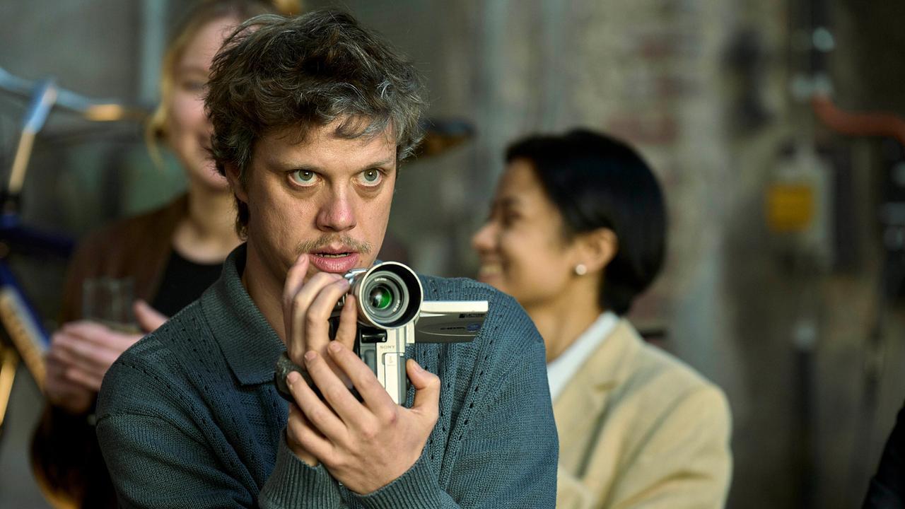 Kurt Hobrecht  verfolgt die First Bike Präsentation mit seiner Videokamera.