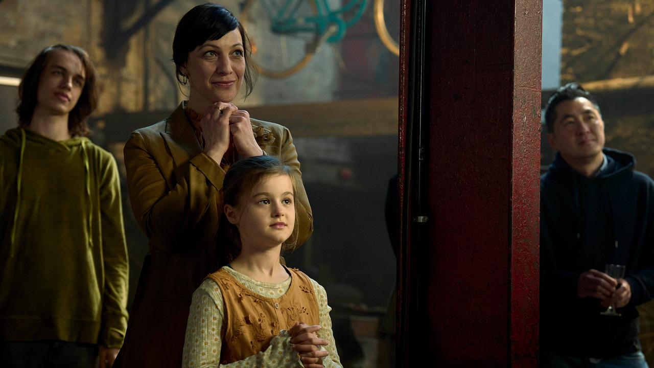 Maria Hobrecht verfolgt mit Tochter Julia stolz die First Bike-Präsentation.