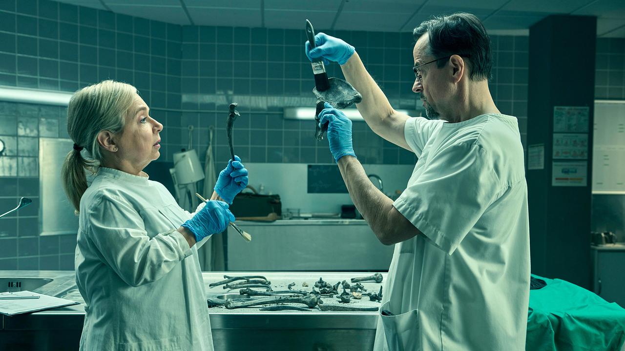 Prof. Boerne und Silke Haller untersuchen Knochen im Labor.