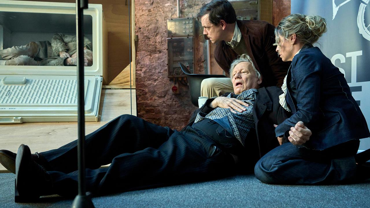 Kurt Hobrecht sen. ist beim Anblick der schockgefrorenen Leiche in der First Bike-Präsentationskiste zusammengebrochen. Sohn Konstantin und Tochter Klara knien neben ihm.