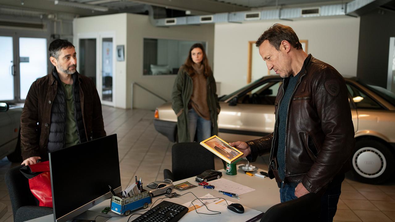 Mario Schmitt, Lynn de Baer und Falke begutachten den Schreibtisch in einem Autohaus in den Niederlanden.