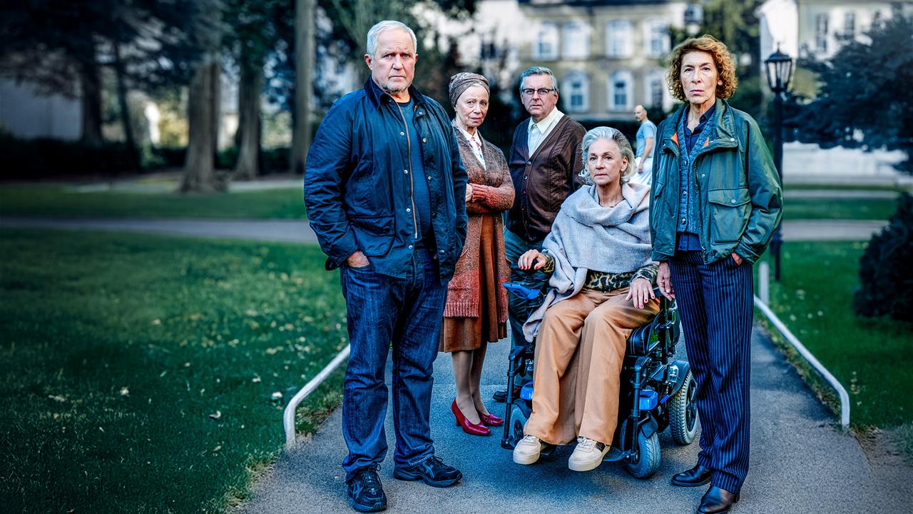 Gruppenfoto mit Harald Krassnitzer, Elfriede Schüsseleder, Johannes Silberschneider, Martina Spitzer im Rollstuhl, Aleksandar Petrović und Adele Neuhauser in einem Park vor einem Pflegeheim