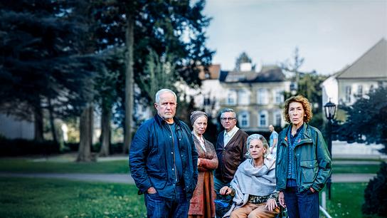 Gruppenfoto mit Harald Krassnitzer, Elfriede Schüsseleder, Johannes Silberschneider, Martina Spitzer im Rollstuhl, Aleksandar Petrović und Adele Neuhauser in einem Park vor einem Pflegeheim