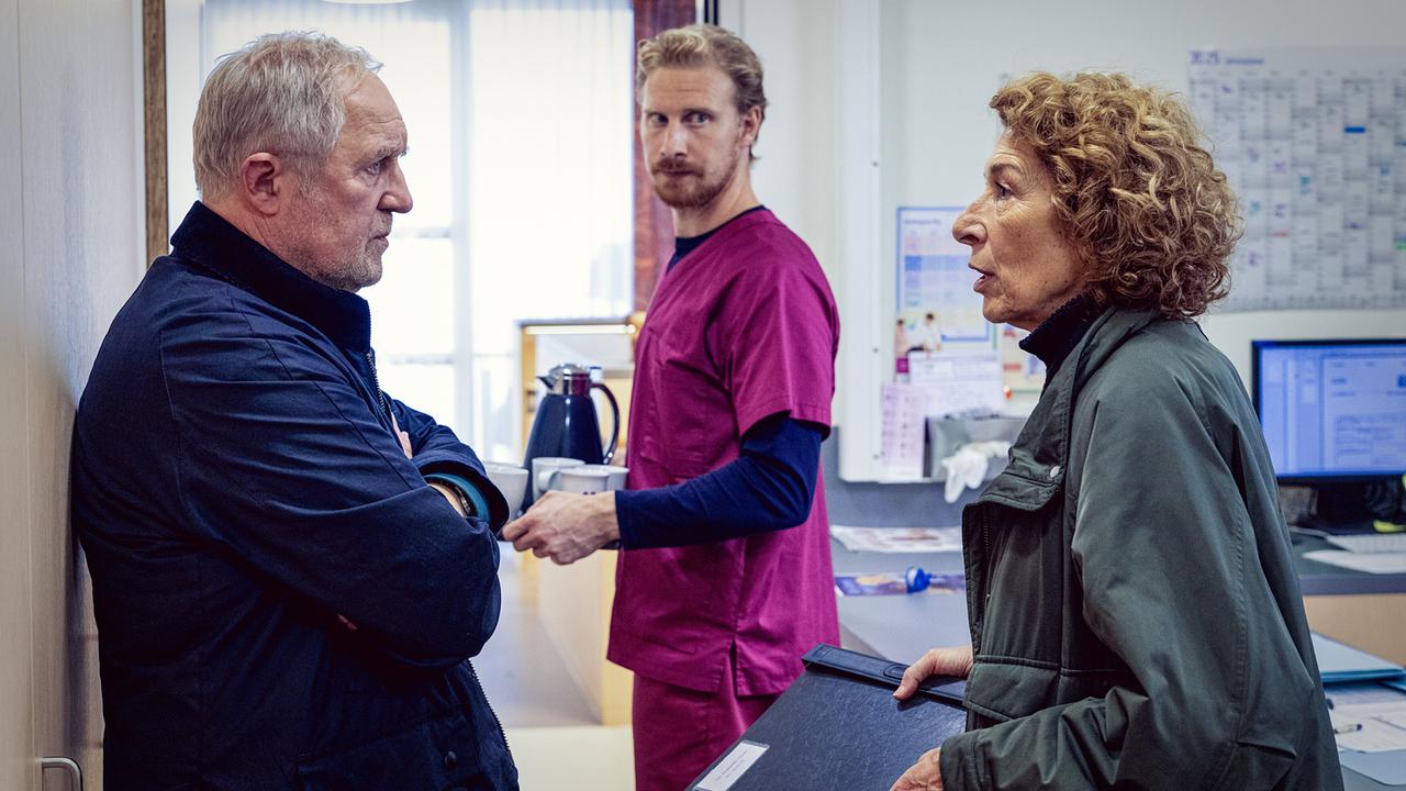 Bibi Fellner im Gespräch mit Moritz Eisner in einem Büro, Horst Windisch steht im Hintergrund