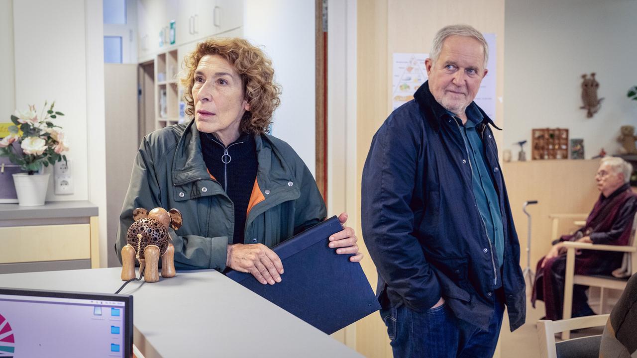 Bibi Fellner und Moritz Eisner beim Empfangstresen in einem Pflegeheim.