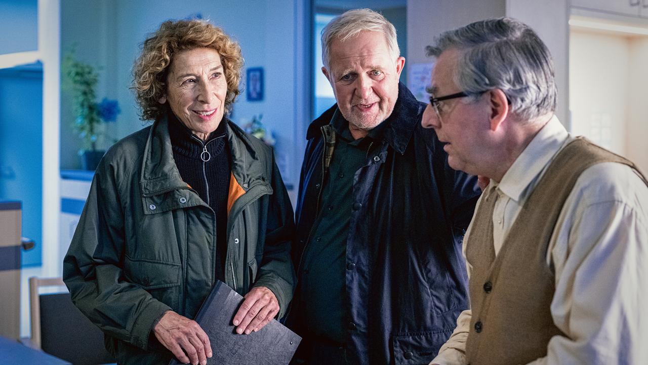 Bibi Fellner und Moritz Eisner unterhalten sich mit dem älteren Fritz im Pflegeheim