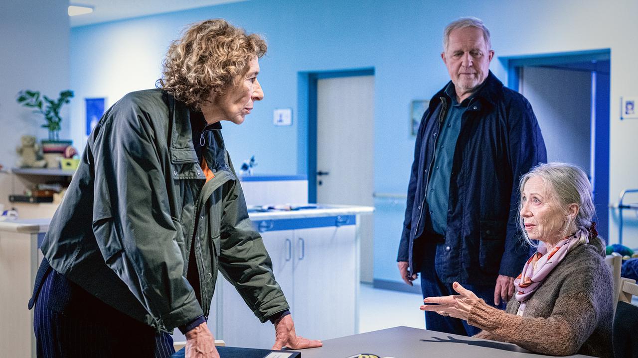 Bibi Fellner und Moritz Eisner im Gespräch mit der älteren Anna in Strickjacke