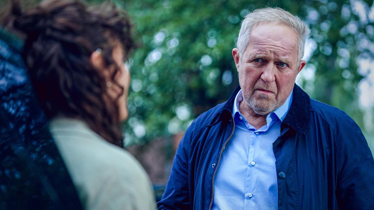 Moritz Eisner unterhält sich im Freien mit Linda Filipovic