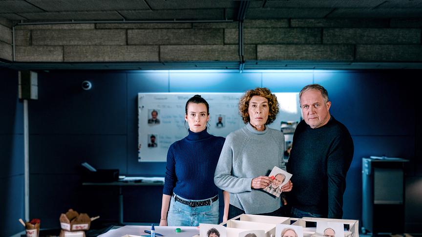 Meret Schande, Bibi Fellner und Moritz Eisner  stehen in einem Raum vor einem Tisch mit einem detaillierten Architekturmodell des Pflegeheims.