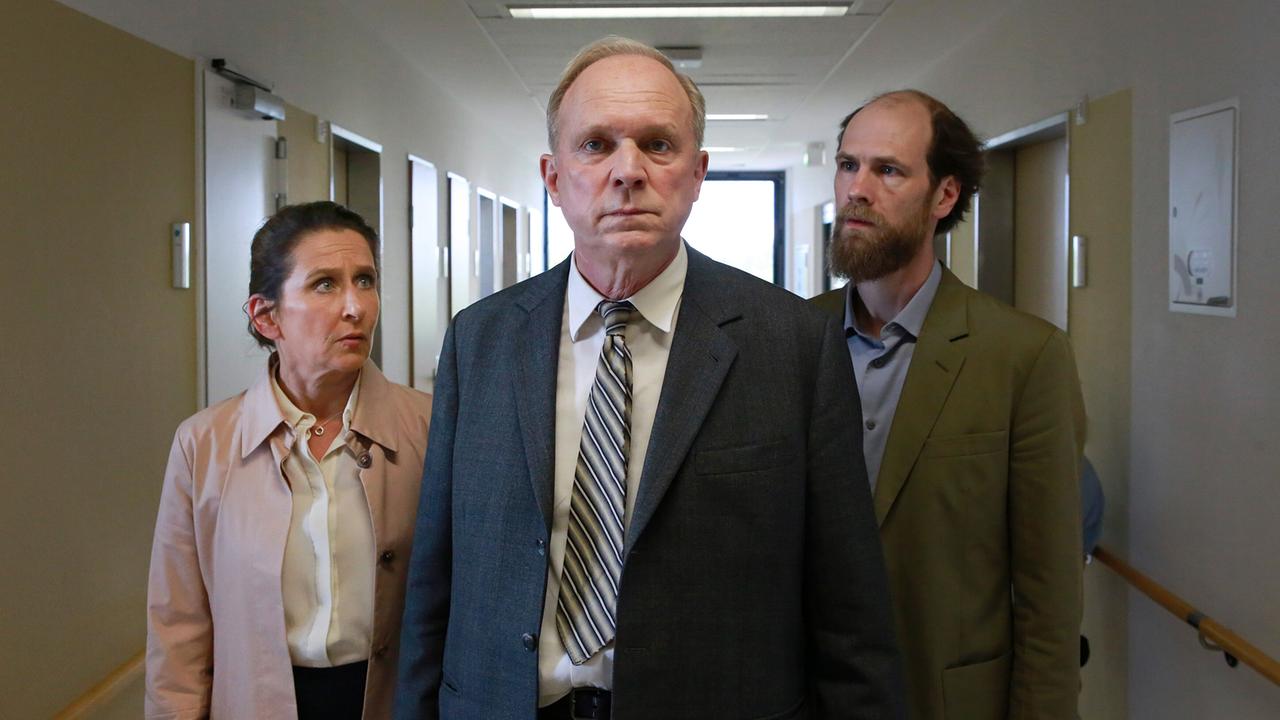 Magda Wächter, Felix Murot und Dr. Schneider stehen ernst in einem Krankenhausflur.
