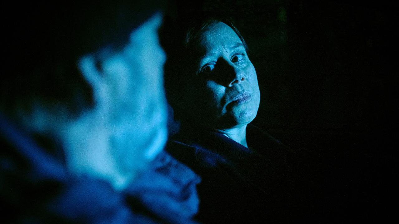 Franziska und Friedemann sitzen im Dunkeln in einem Auto und schauen sich an.