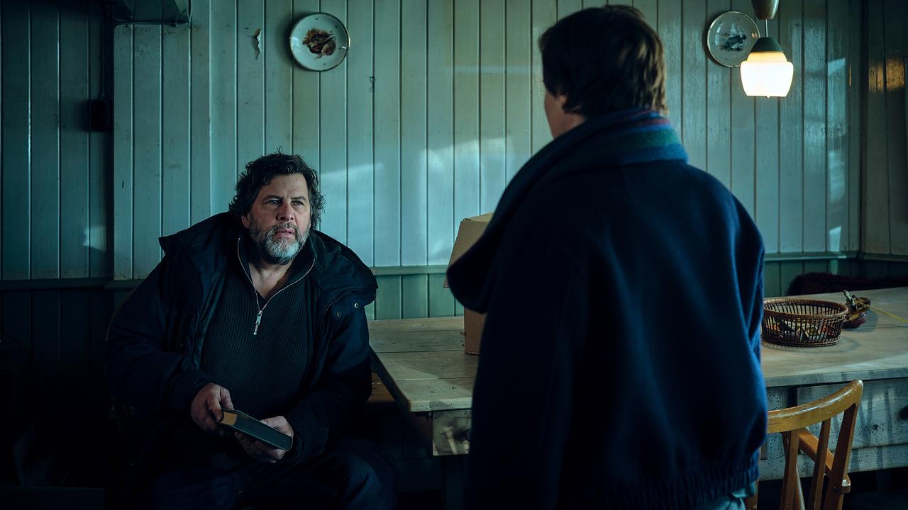 In einer einfachen Stube sitzt Friedemann Berg mit einem Buch in der Hand, während Franziska Tobler vor ihm steht.