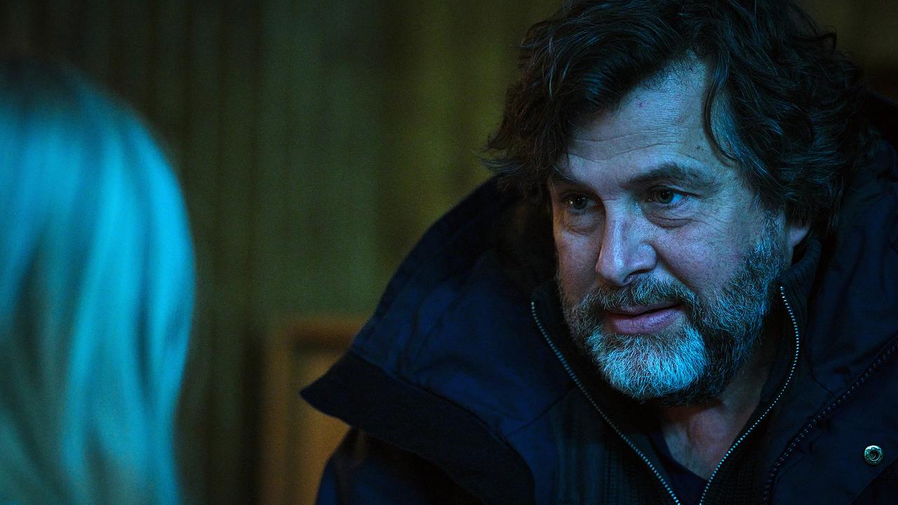 Eliza und Friedemann sitzen sich gegenüber und blicken sich an.