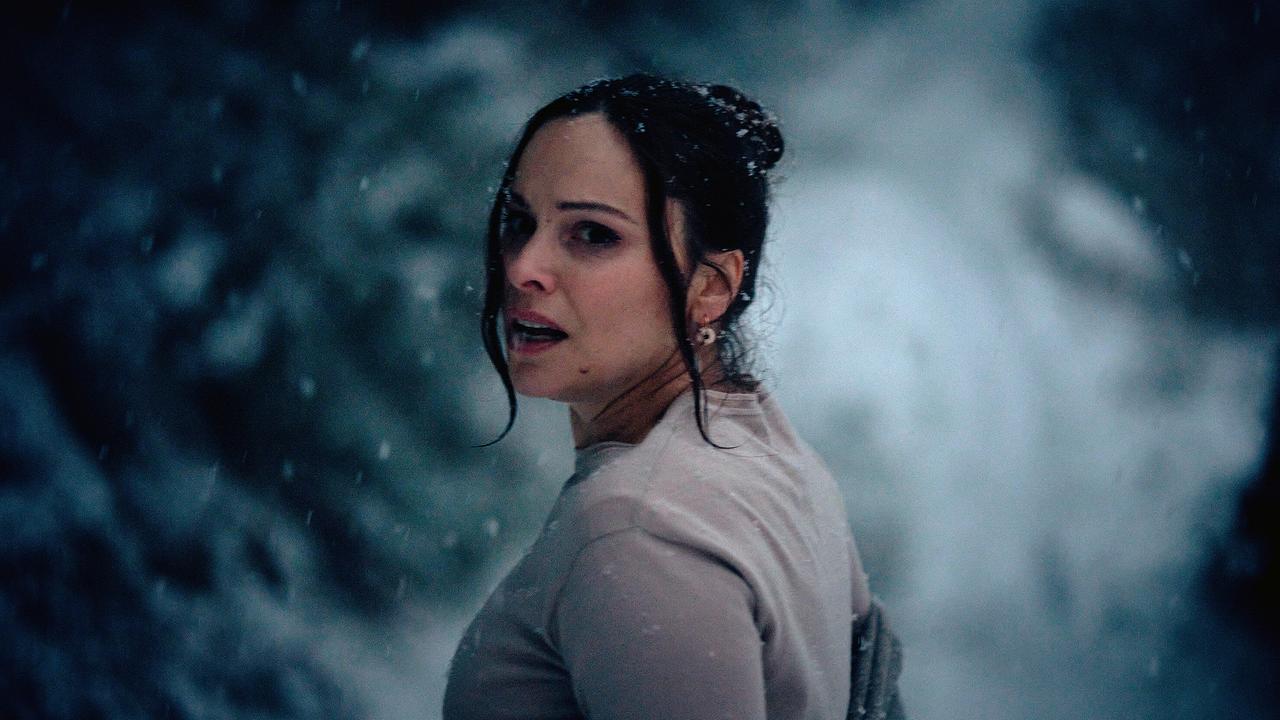 Evelyn Kaltenstein steht im Schneetreiben und blickt sorgenvoll über ihre Schulter zurück.