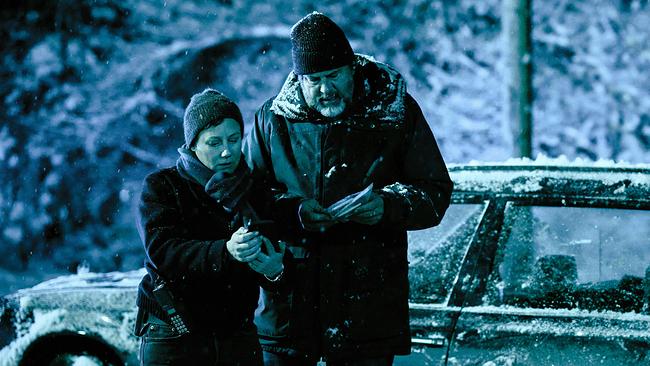 © ORF/SWR/Benoît Linder Franziska Tobler und Friedemann Berg suchen die kleine Eliza und stehen nachts im Schneetreiben vor einem Auto und betrachten gemeinsam einen Zettel.