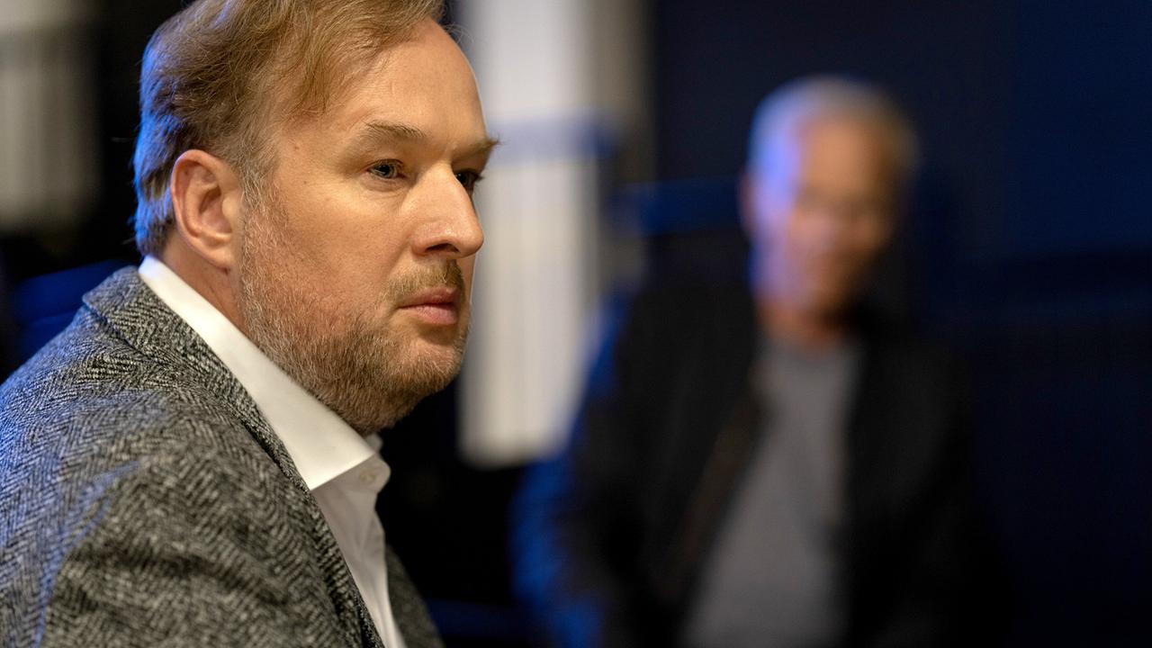 Ballauf befragt den Intendanten Darius Henning, ob es innerhalb des Ensembles zuletzt zu Spannungen gekommen ist.