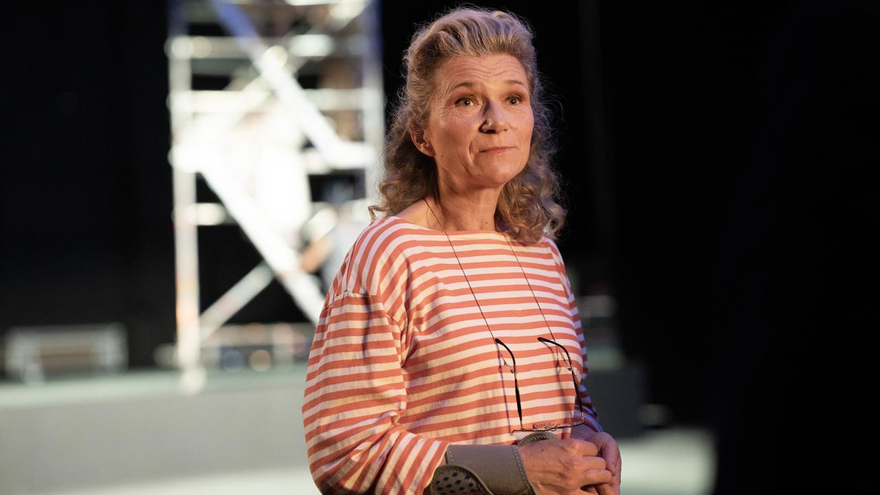 Kostümbildnerin Paula Reinhard steht in einem Opernraum.