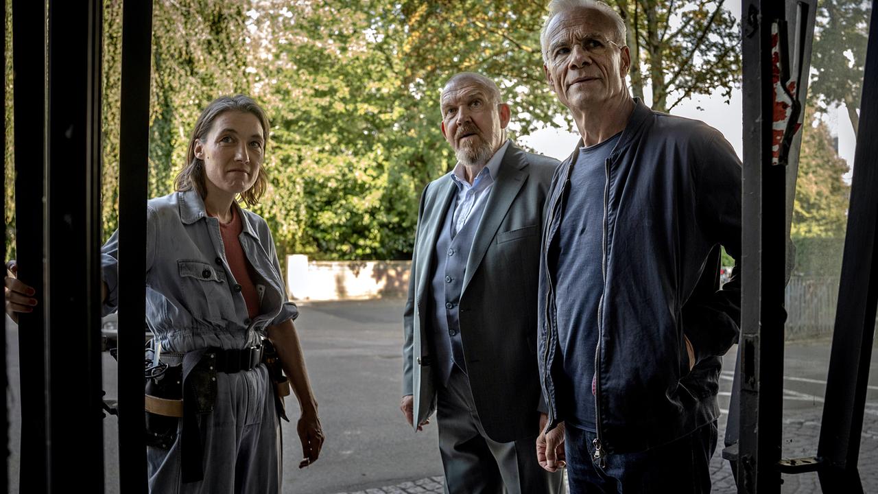 Eva Krüger demonstriert den Kommissaren Freddy Schenk und Max Ballauf, dass man keine Meistereinbrecherin sein muss, um sich Zugang zum Interimsgebäude der Kölner Oper zu verschaffen.