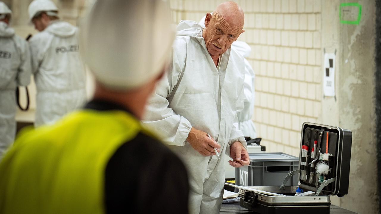 Der Rechtsmediziner Dr. Roth ist sich sicher: Der Fundort der Leiche in der Kölner Oper ist nicht der Tatort. Hier im Gespräch mit Max Ballauf.
