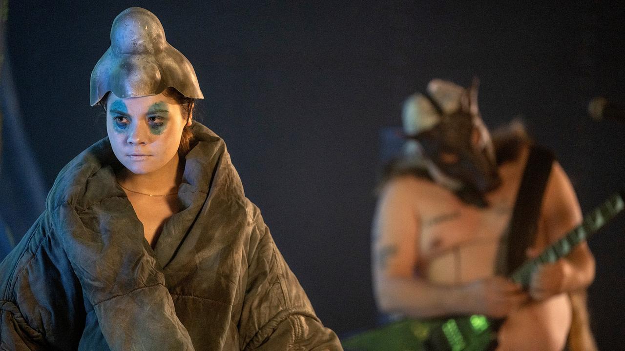 Valerie Schmitt und Willi Köpke in Kostümen auf der Bühne bei der Probe zu einer Metal-Oper