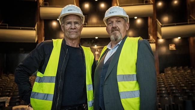 Die Kommissare Max Ballauf und Freddy Schenk stehen in Schutzkleidung und Warnwesten in einem großen Opernsaal.