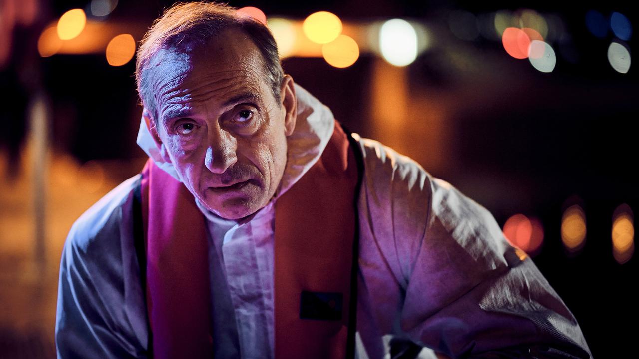 Dr. Vogt  in Schutzkleidung arbeitet nachts an einem Einsatzort.