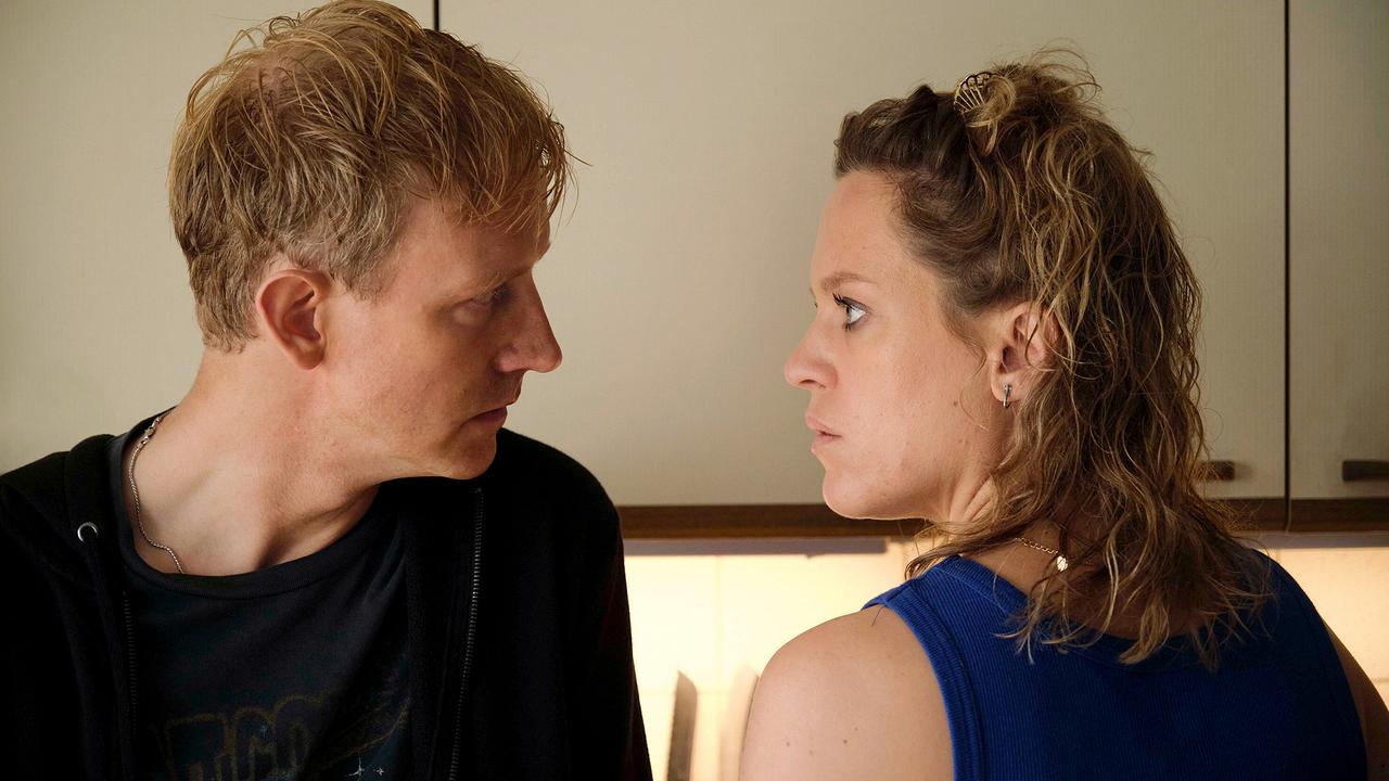 Pat Wagner und ihr Freund Echse stehen sich in der Küche gegenüber und blicken sich angespannt an.