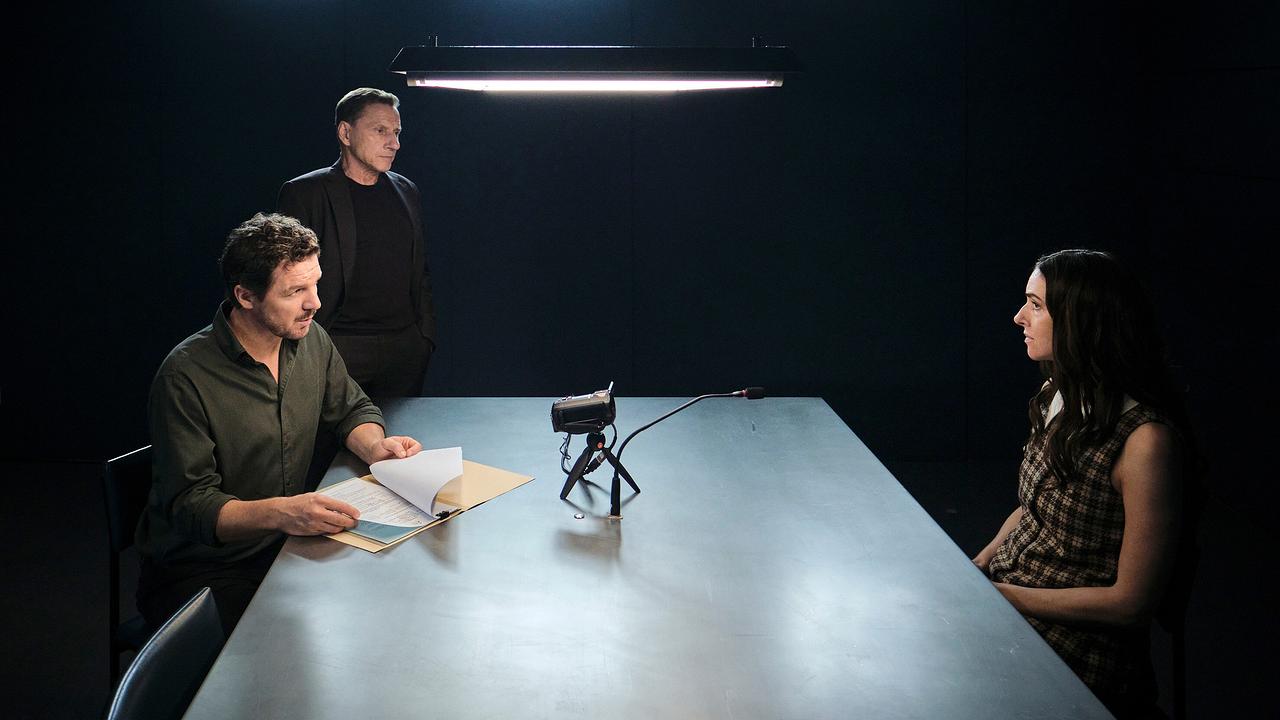 Thorsten Lannert und Sebastian Bootz vernehmen Pony Hübner an einem Tisch in einem Verhörraum.