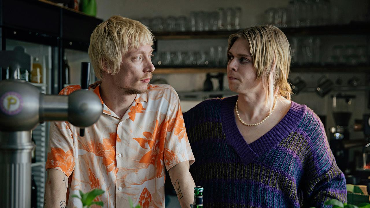 Der Mitbewohner der Toten, Colin Trenkner , steht hinter einer Bar neben dem Comedian Robert Alan.