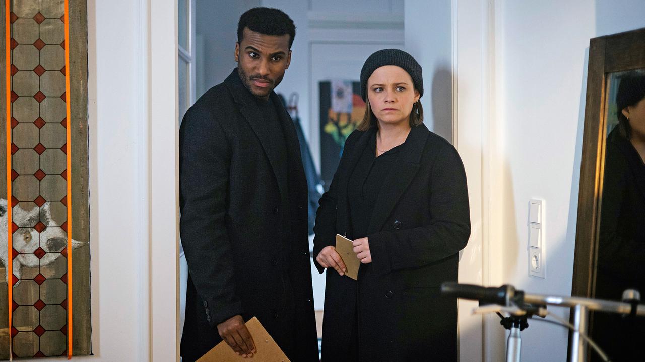 Liv Moormann und Patrice Schipper sehen sich in dem Zimmer des Mordopfers um.