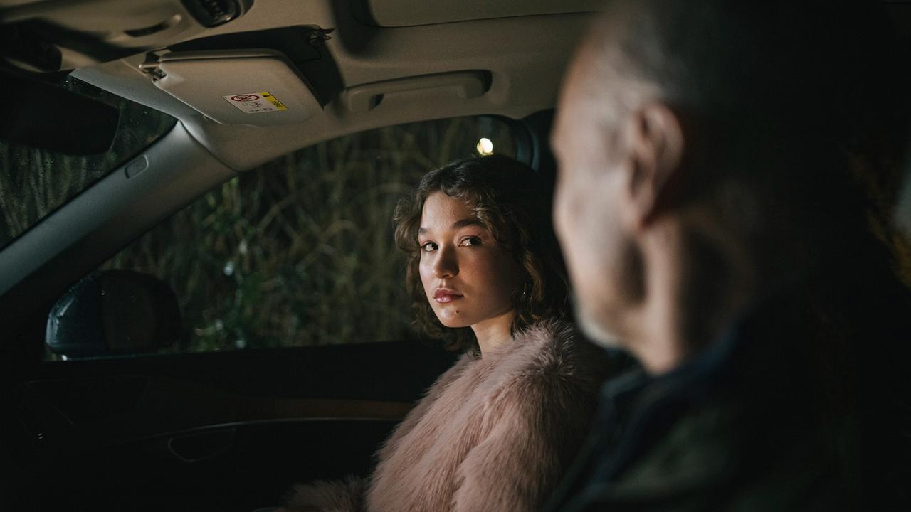 Betty Höpken sitzt nachts im Auto eines Mannes.