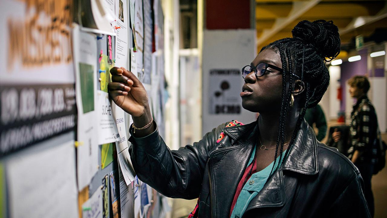 Ist auf der Suche nach einem WG-Zimmer in Bremen: Laslo Wolf betrachtet ein schwarzes Brett voller Aushänge und Notizzettel an der Uni.