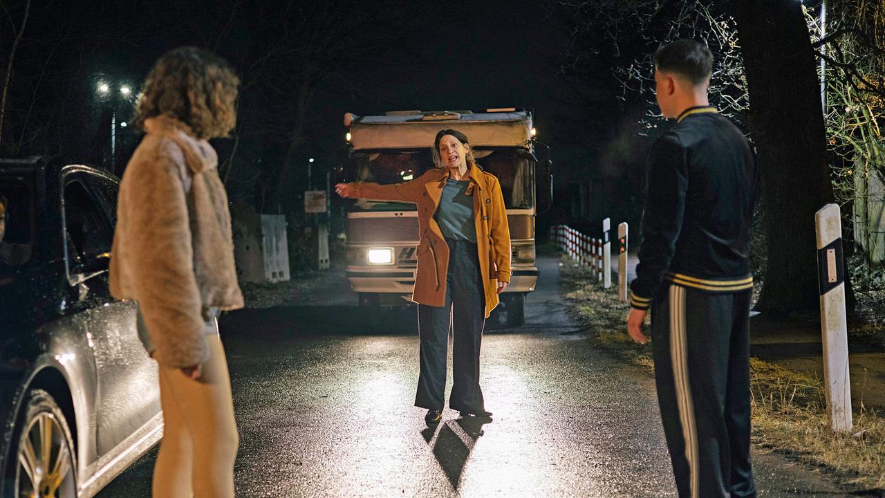 Gabriele Höpken überrascht ihre Tochter Betty und Mike Hanisch nachts vor dem Club.