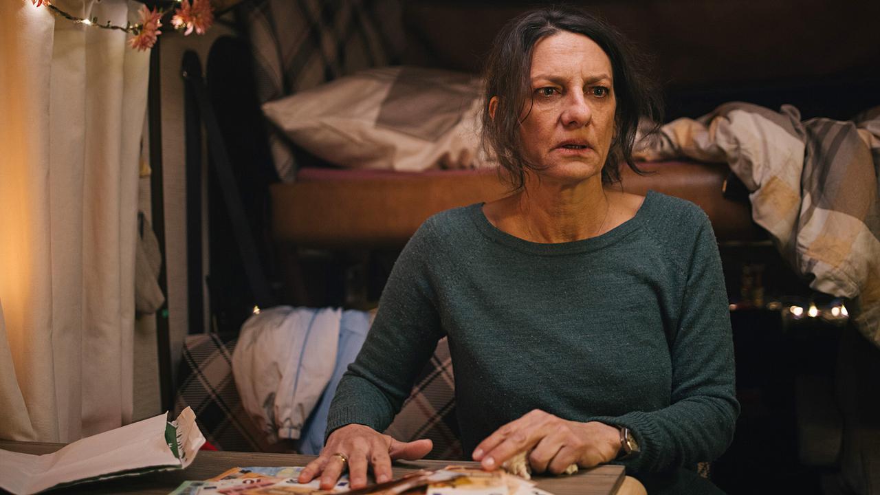 Im Wohnmobil findet Gabriele Höpken zu ihrer Überraschung viel Geld und weitere verdächtige Dinge.