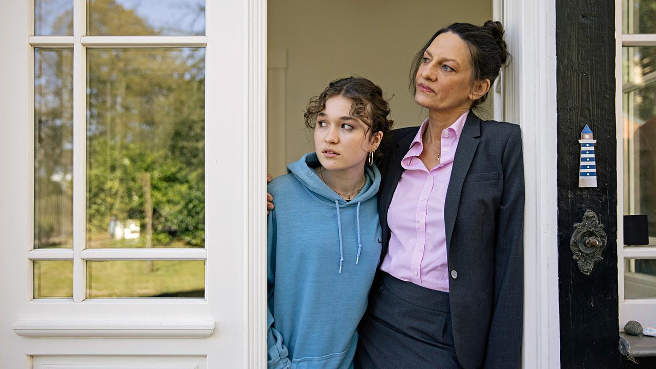 Betty Höpken und ihre Mutter Gabriele Höpken stehen im Türrahmen eines Hauses und erwarten Besuch von der Polizei.