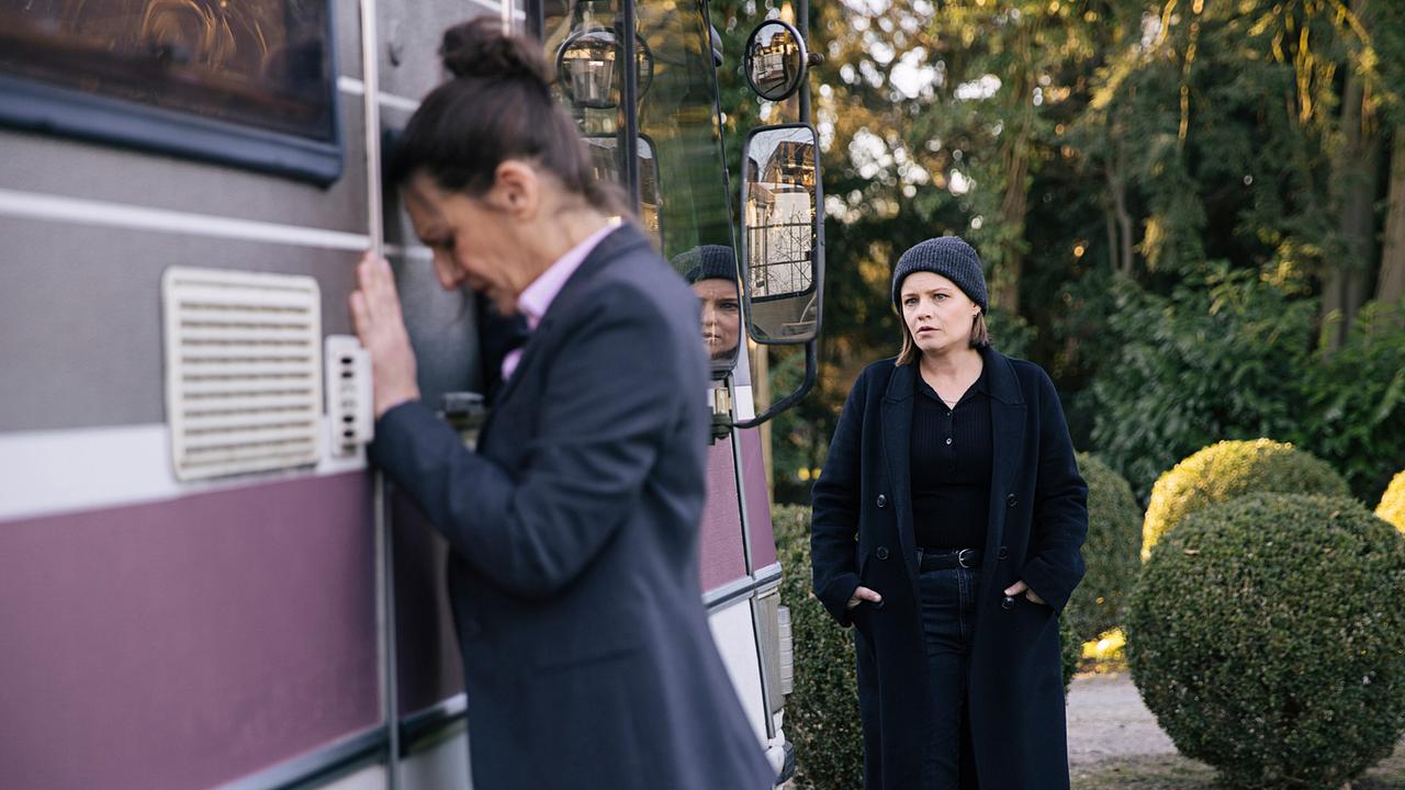 Liv Moormann versucht Gabriele Höpken, die sich mit ihrem Vorderkörper an ein Wohnmobil lehnt, zu beruhigen.