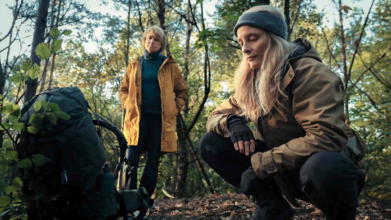 Susanne Bonard folgt der Wildnislehrerin Prof. Dara Kimmerer in den Wald und bittet sie, sie mit auf die Tour durch den Wald zu nehmen.
