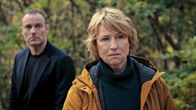 Robert Karow und Susanne Bonard  stehen in einem Wald