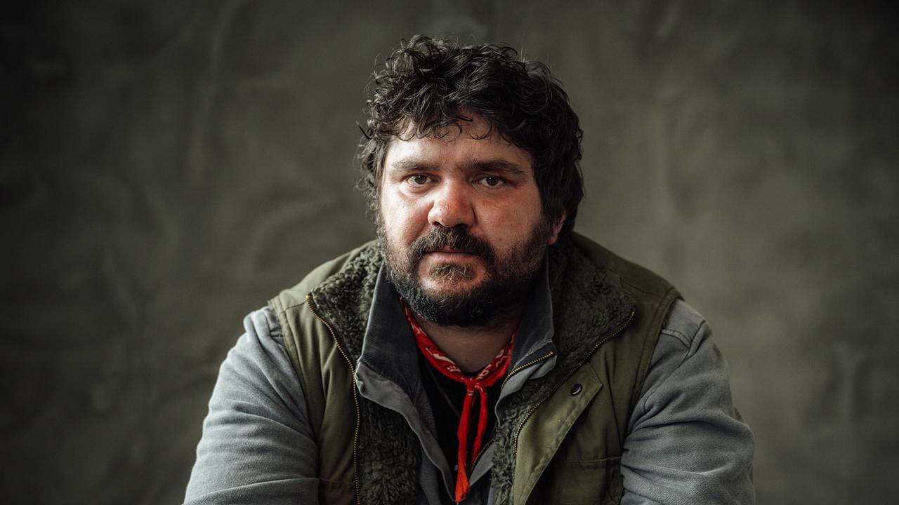 Sven Louis, der Bruder von Esther Baumann, sitzt in einem schlichten Raum beim Verhör.