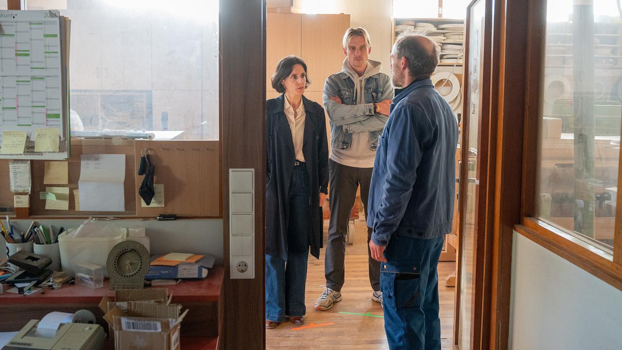 Esther Baumann und Adam Schürk befragen in der Tischlerei den Inhaber Michel Louis.