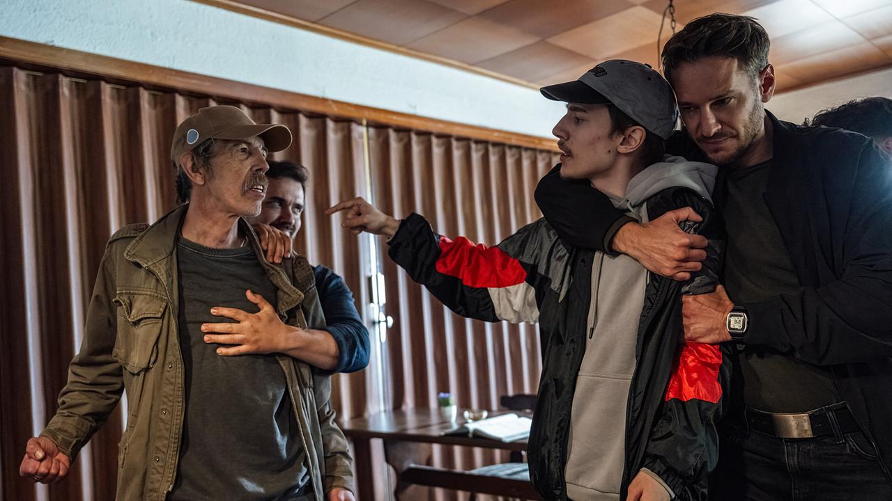 In der einzigen Kneipe von Hohenweiler bricht ein Streit aus zwischen den Feidts und den Louis. Hauptkommissar Leo Hölzer geht dazwischen.