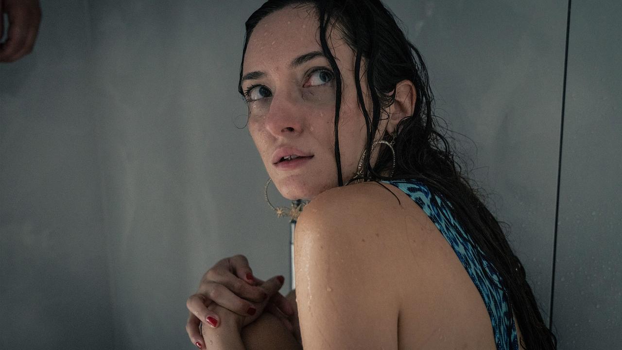 Die Zeugin Maria Novak kauert verstört in einer Dusche.