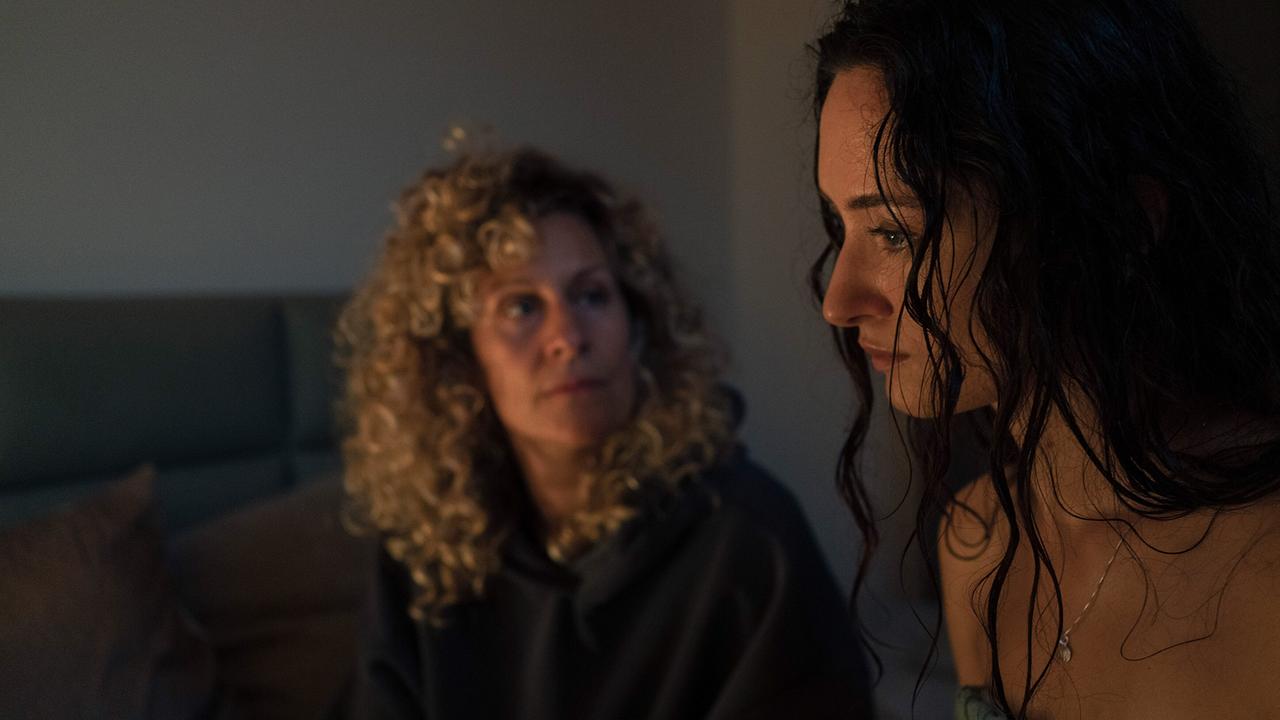 Ira Klasnić öffnet sich Maria Novak und berichtet von ihren eigenen Erfahrungen aus dem Krieg in einem gedämpft beleuchteten Raum.