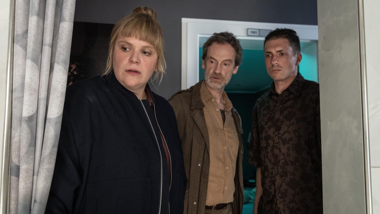 Rosa Herzog, Peter Faber und Bordell-Mitarbeiter Elez Shkodra stehen in einem Innenraum an einer Tür und finden die Zeugin Maria Novak in einer laufenden Dusche.
