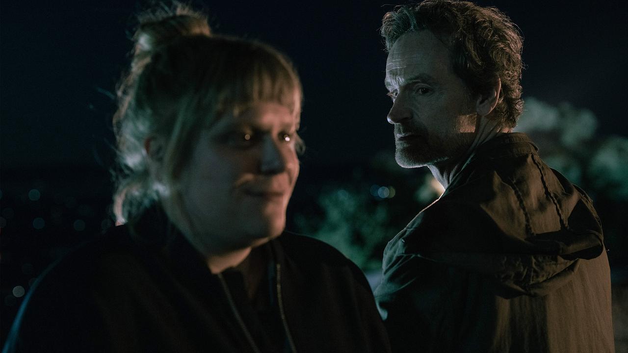 Rosa Herzog schüttet Peter Faber nachts im Freien ihr Herz aus.