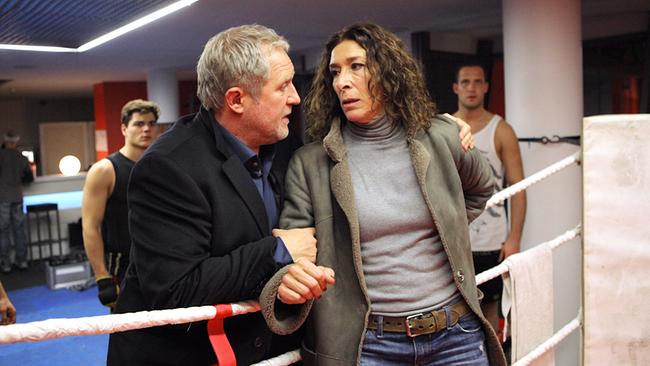 © ORF/Petro Domenigg "Tatort - Angezählt": Moritz Eisner (Harald Krassnitzer) beruhigt seine Kollegin Bibi Fellner (Adele Neuhauser).
