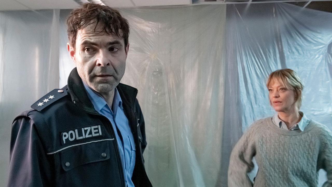 "Tatort: Aus dem Dunkel": Thomas Engels (Andreas Döhler) ist genauso enttäuscht, wie Ellen Berlinger (Heike Makatsch), dass sie den Verdächtigen wieder laufen lassen mussten.