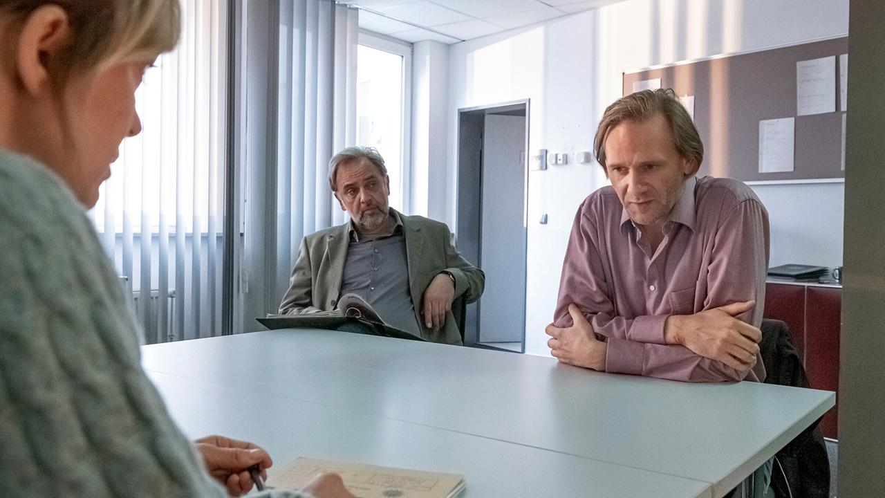 "Tatort: Aus dem Dunkel": Daniel König (Matthias Lier, rechts) ist ins Visier von Ellen (Heike Makatsch) und ihren Kollegen geraten. Unterstützt von seinem Anwalt (Martin Plass) weist er die Vorwürfe zurück.
